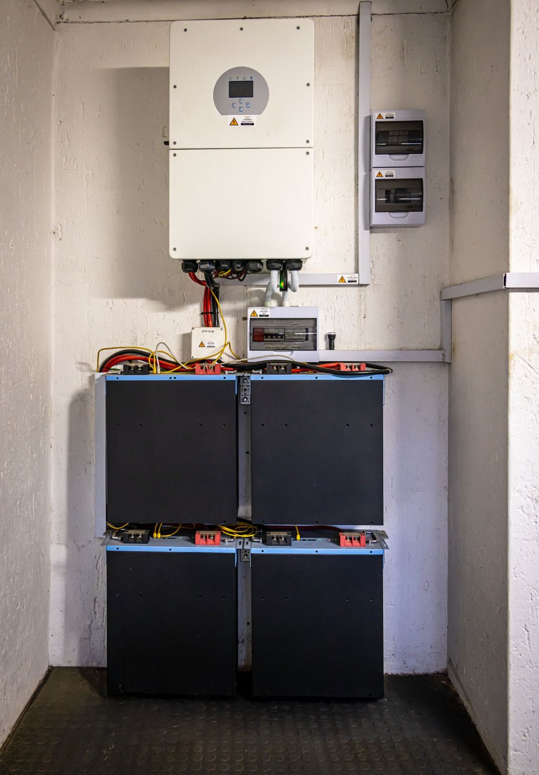 Home UPS and battery installation